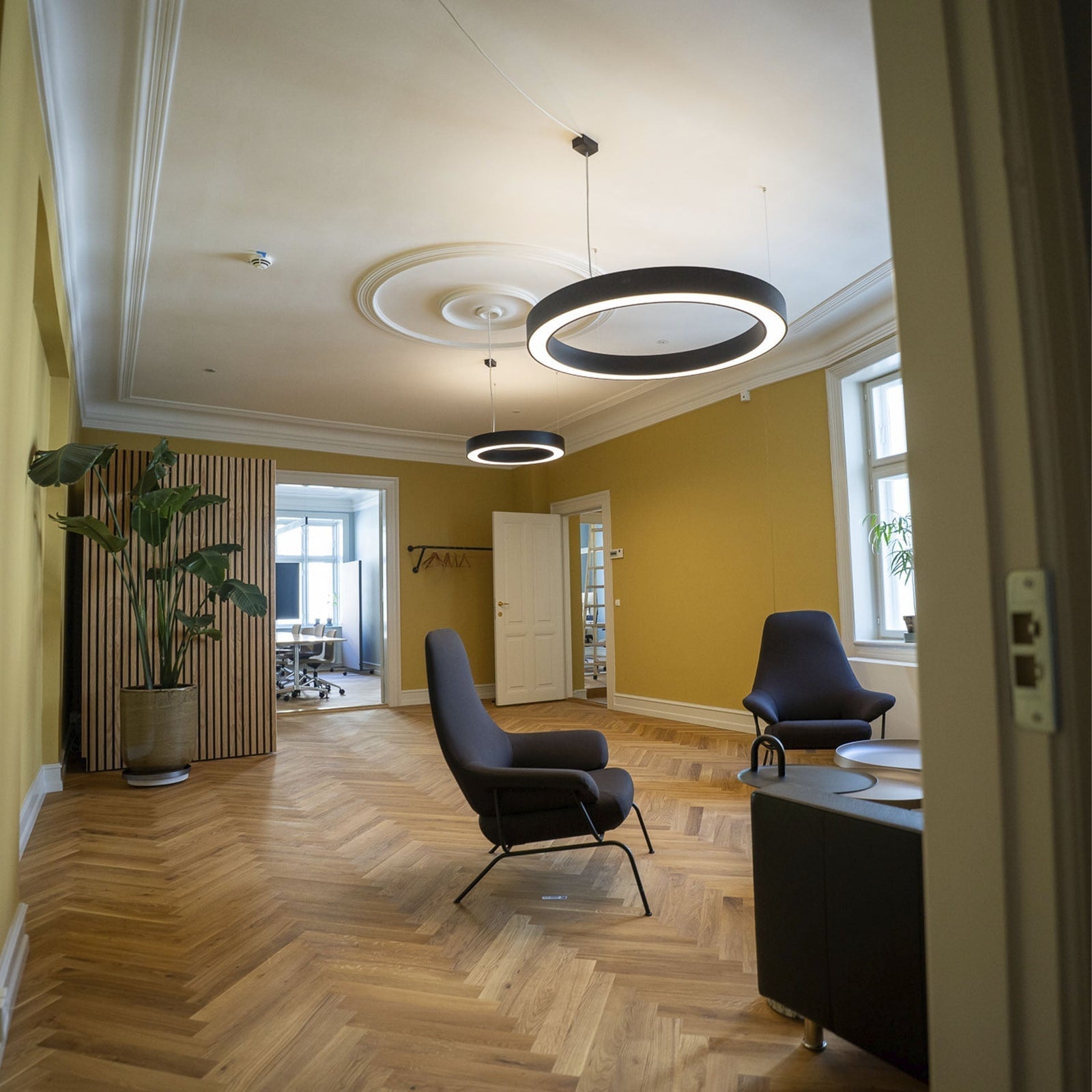 Stilren interiørbelysning til moderne kontormiljø i København