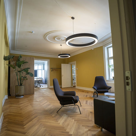 Stilren interiørbelysning til moderne kontormiljø i København